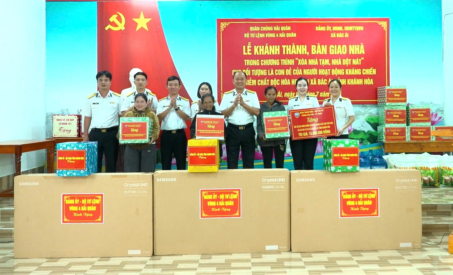 Đoàn Thanh niên, Hội Phụ nữ Phòng Hậu cần - Kỹ thuật Vùng 4 Hải quân trao quà cho các gia đình chính sách