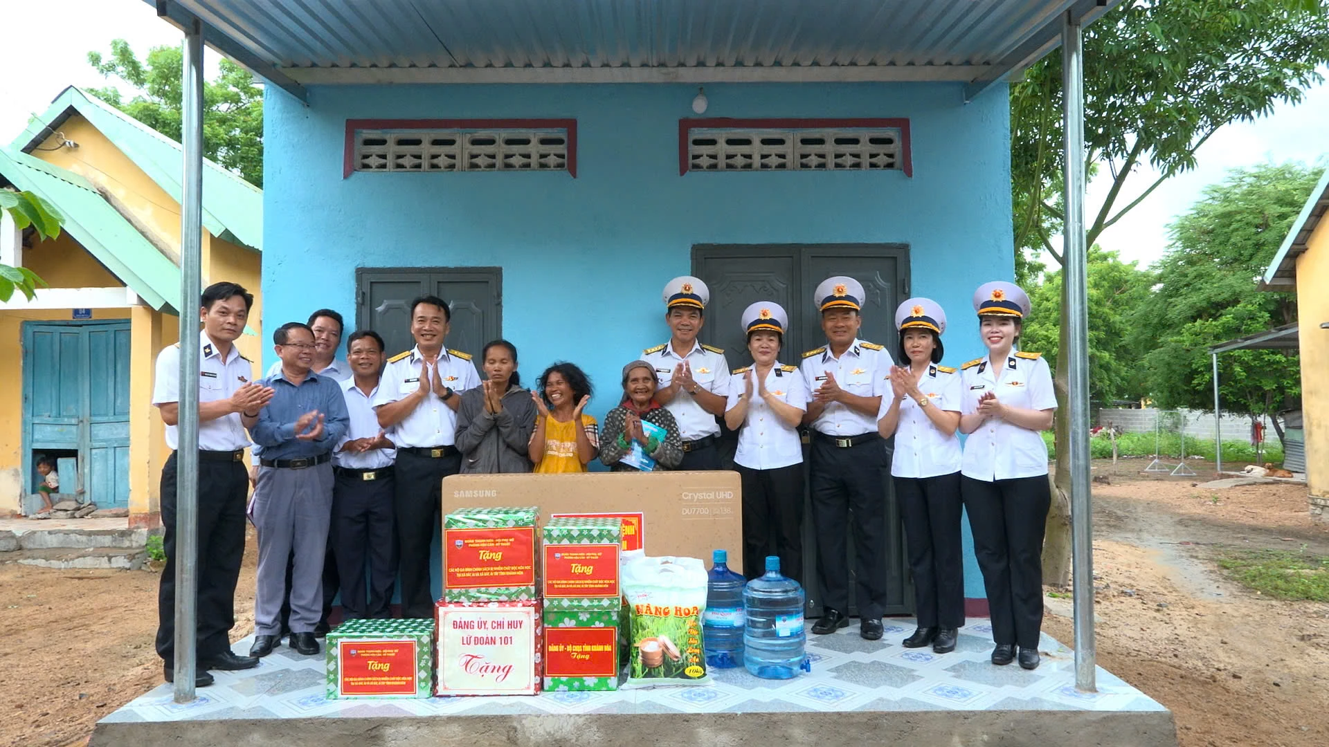 Các đại biểu, cán bộ, chiến sĩ Vùng 4 Hải quân chụp ảnh lưu niệm cùng gia đình được bàn giao nhà