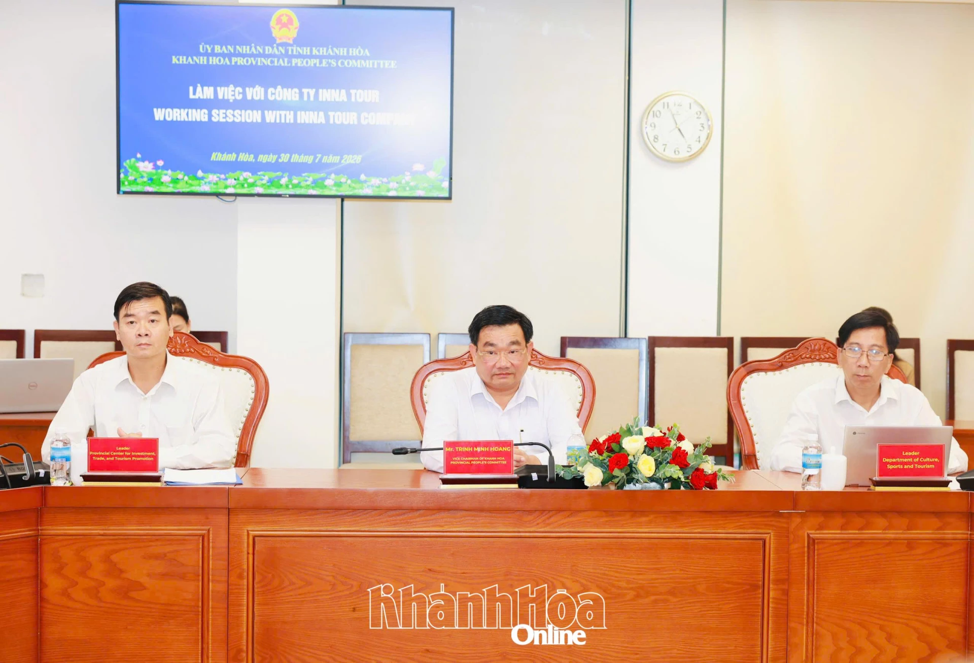 Vice-Chairman of Khanh Hoa Provincial People's Committee Trinh Minh Hoang works with Inna Tour Company (Russia)