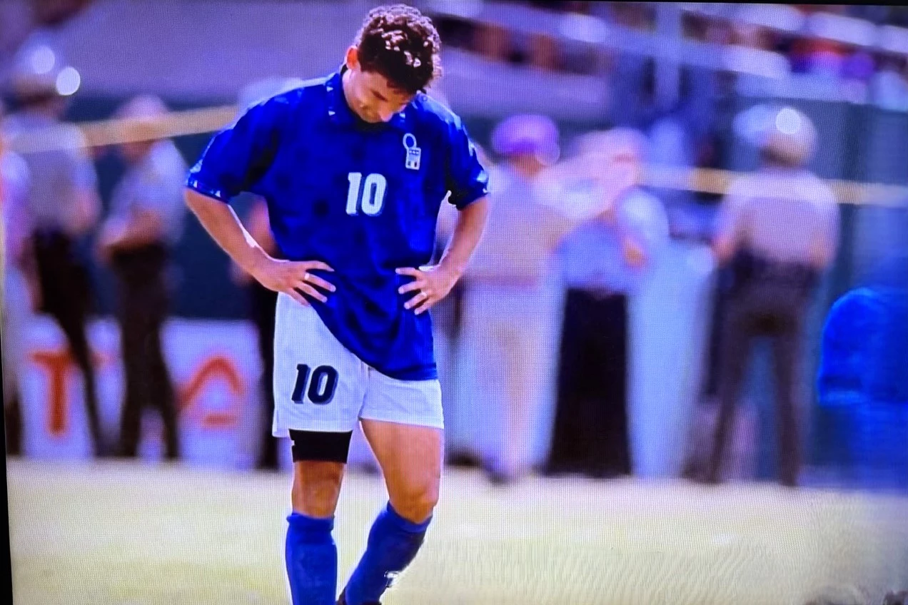 Cú sút hỏng trong chung kết World cup 1994, trở thành biểu tượng của sự tiếc nuối trong lịch sử bóng đá.