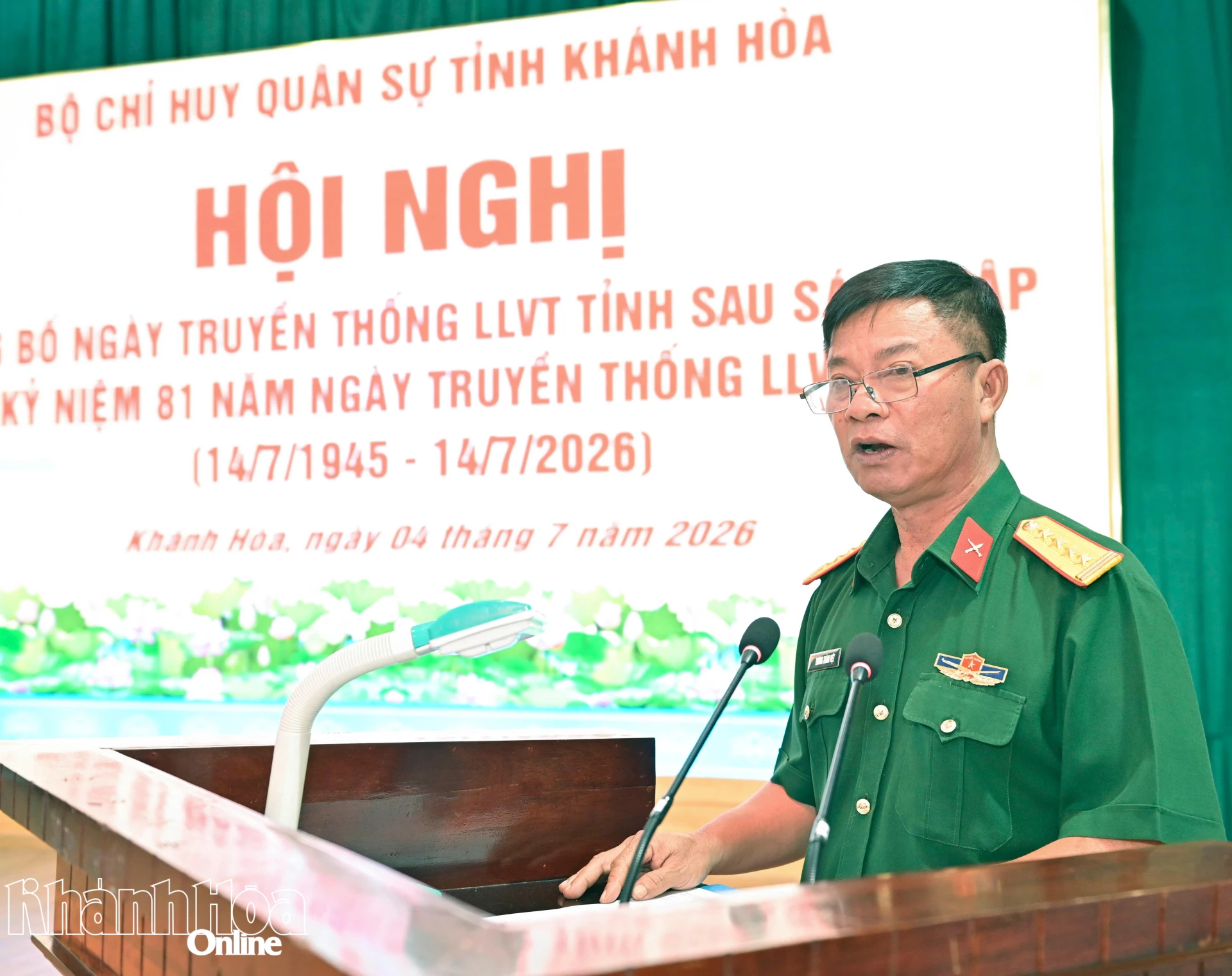 Đại tá Trương Thành Việt đọc diễn văn kỷ niệm Ngày truyền thống lực lượng vũ trang tỉnh.