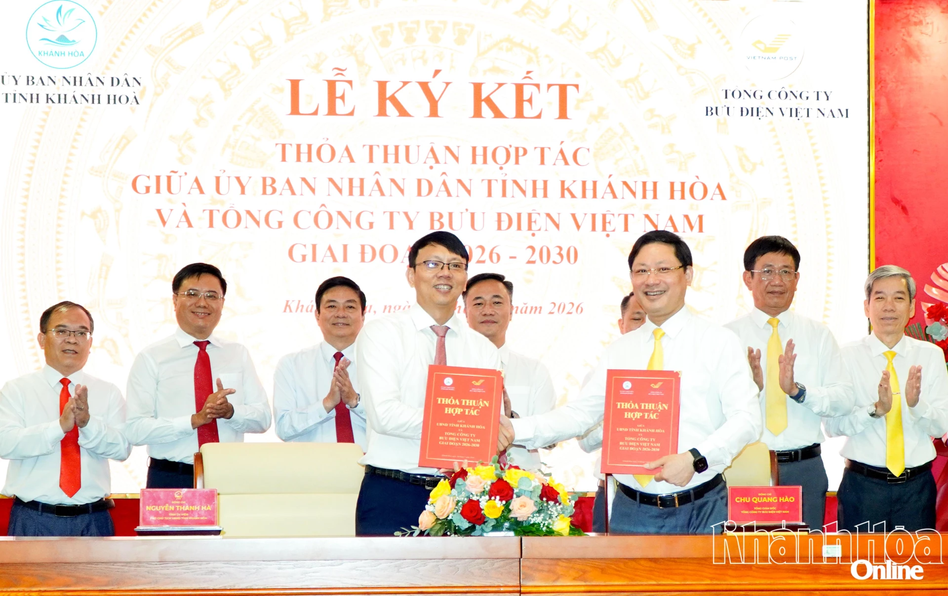 Đồng chí Nguyễn Thanh Hà và ông Chu Quang Hào trao bản ký kết thỏa thuận hợp tác.