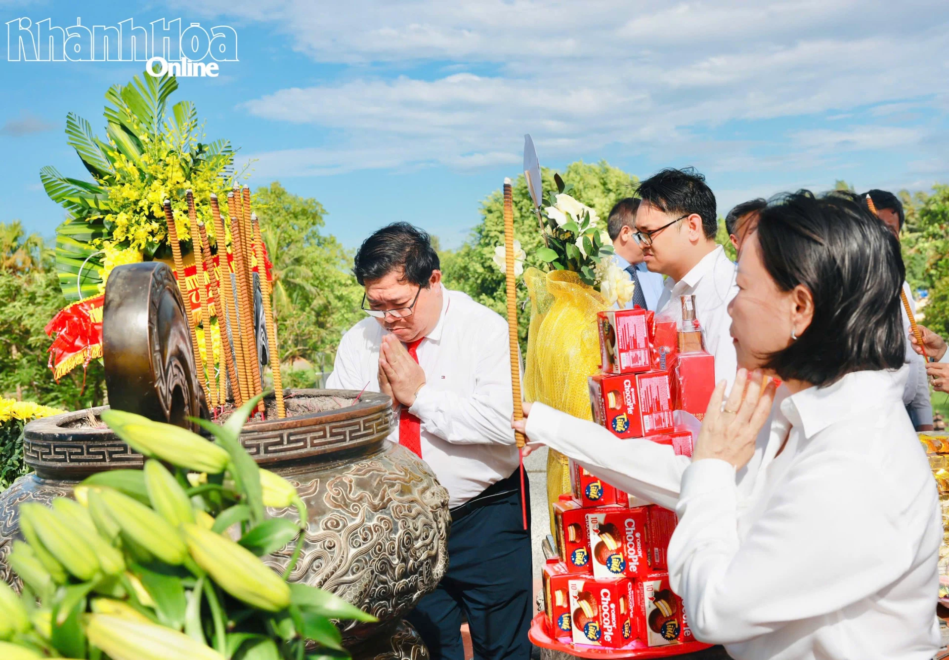 Thành viên đoàn công tác dâng hương.
