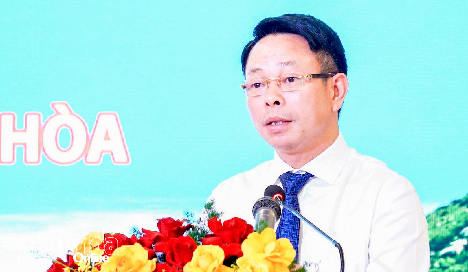 Tổng Biên tập Báo Tiền phong Phùng Công Sưởng phát biểu tại hội nghị.