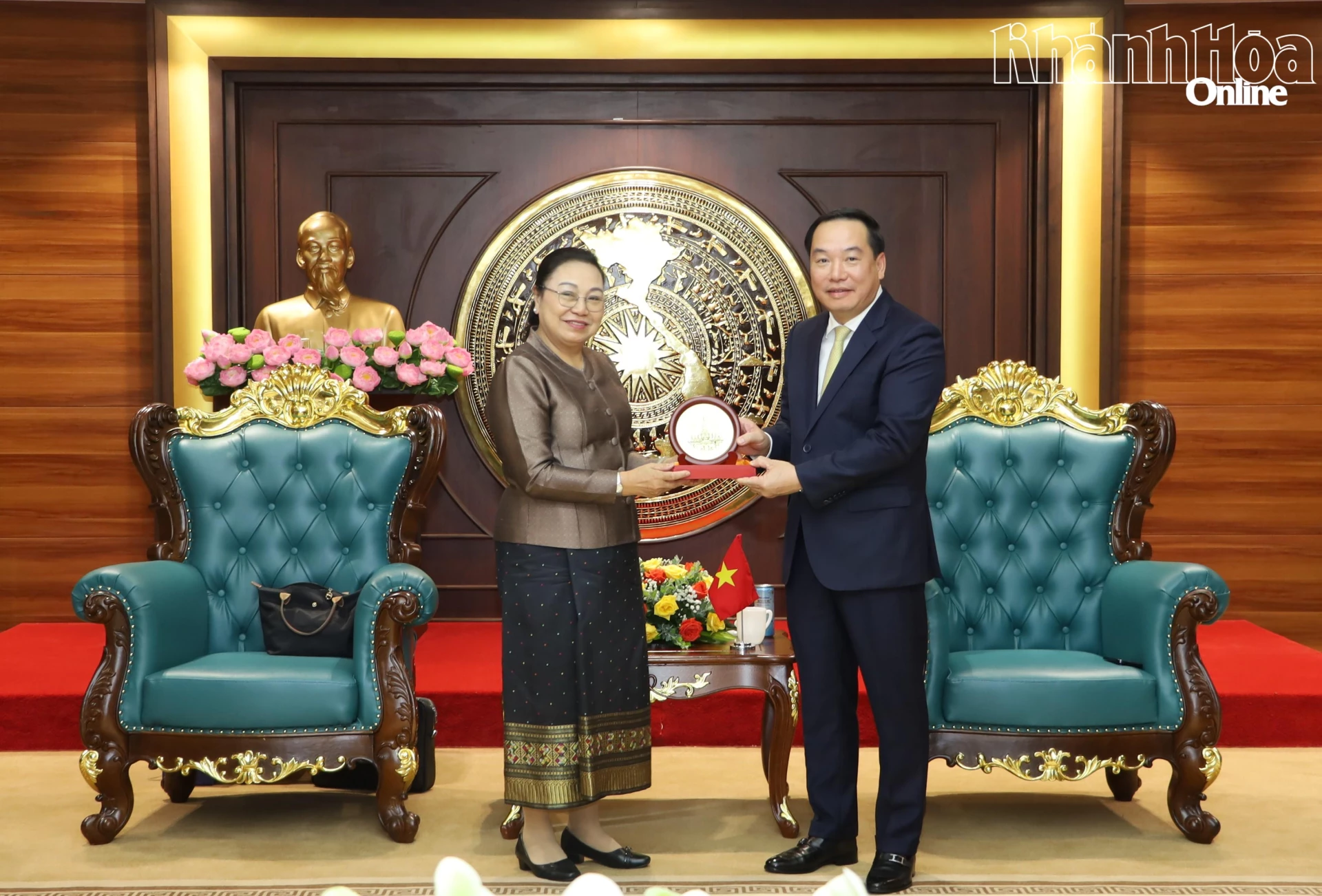 Bà Khamphao Ernthavanh tặng quà lưu niệm cho đồng chí Hồ Xuân Trường.