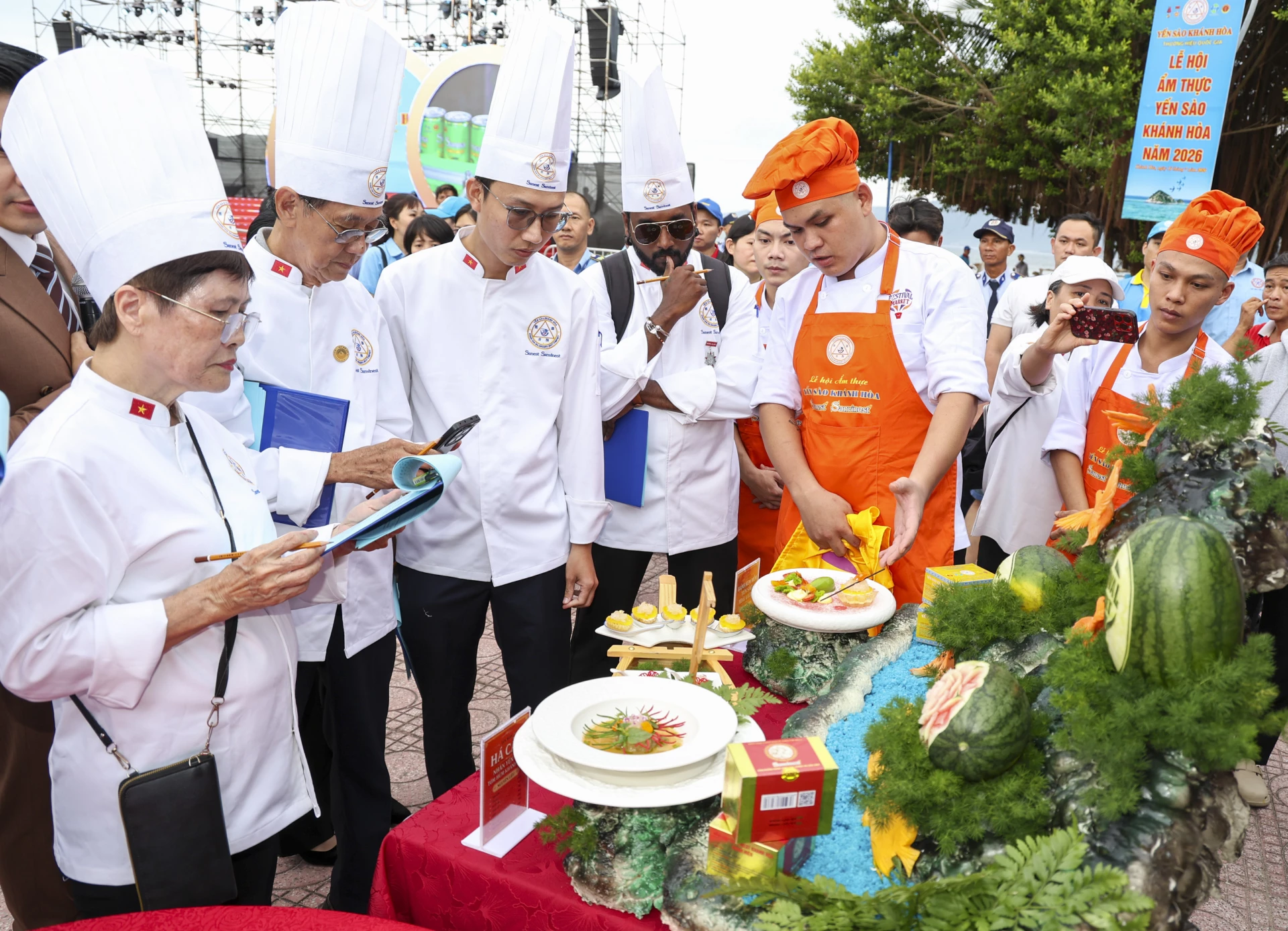Ban giám khảo chấm thi.