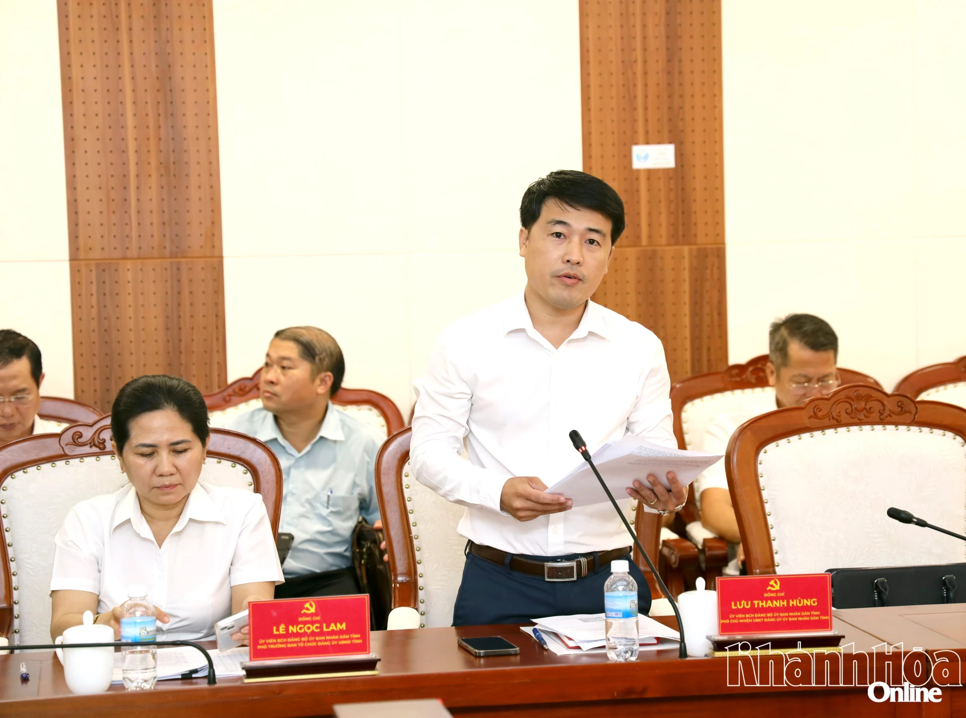 Lãnh đạo Ủy ban Kiểm tra Đảng ủy UBND tỉnh phát biểu tại hội nghị. Ảnh: VĂN KỲ.
