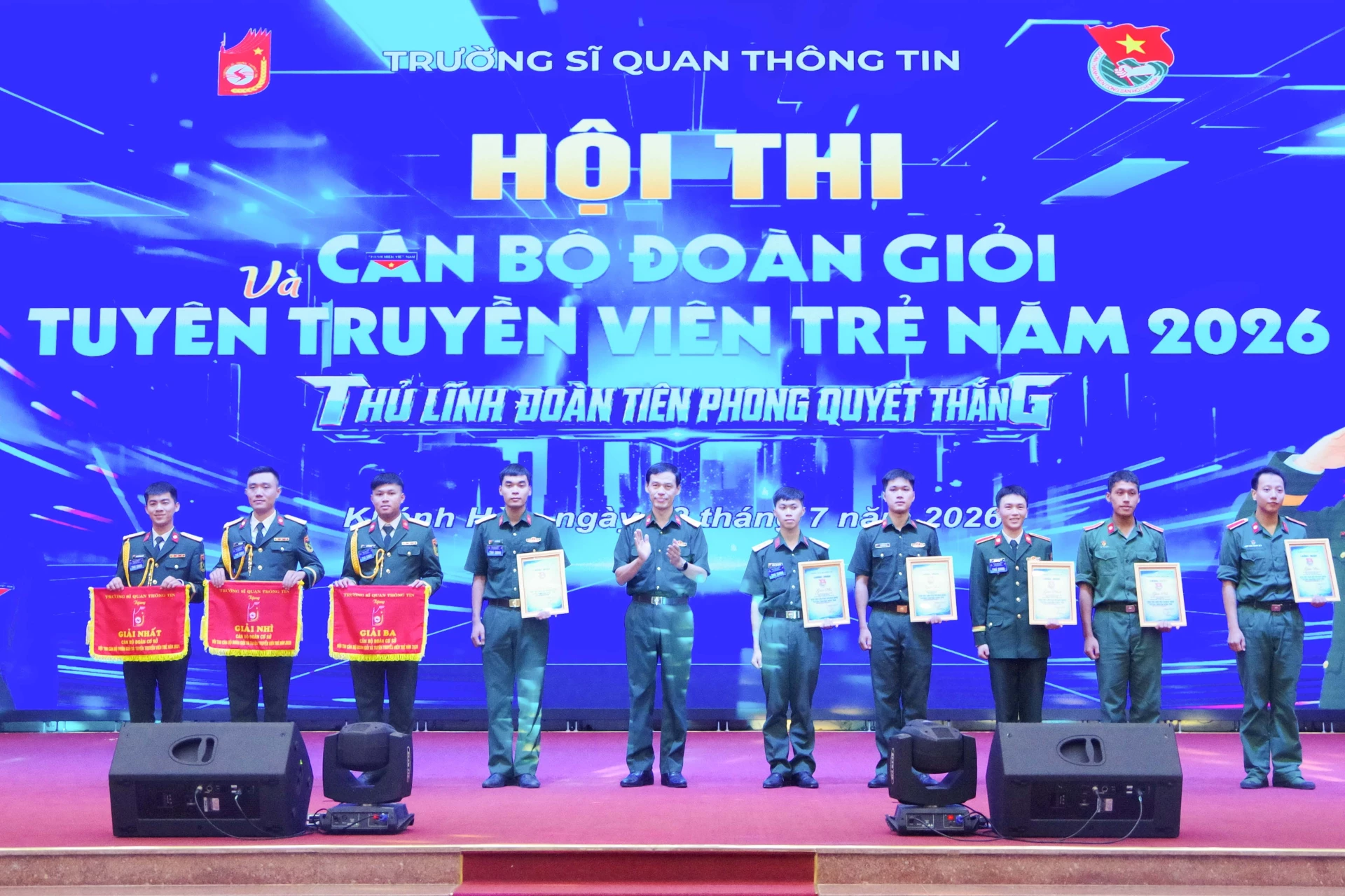 Ban Tổ chức trao giải cho các cá nhân, tập thể có thành tích tiêu biểu.