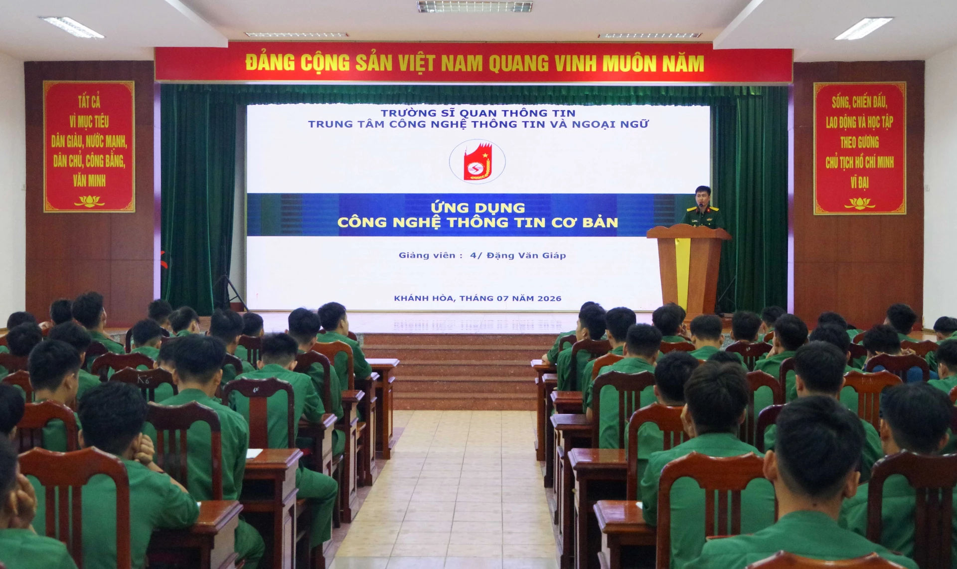 Giảng viên giới thiệu chuyên đề tập huấn cho học viên.