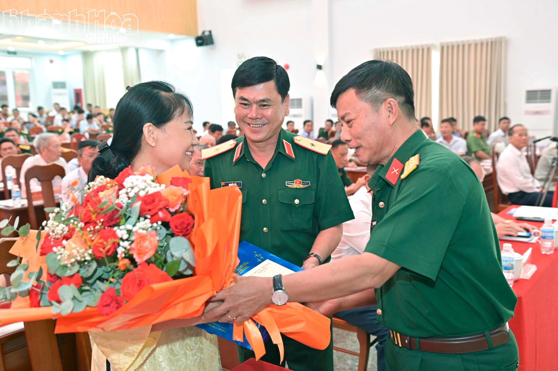 Lãnh đạo Bộ Chỉ huy Quân sư tỉnh tặng quà cho Mẹ Việt Nam Anh hùng Lê Thị Minh Thủy.