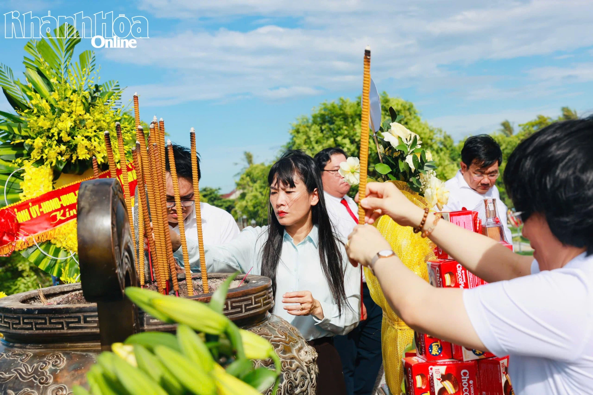Thành viên đoàn công tác dâng hương.