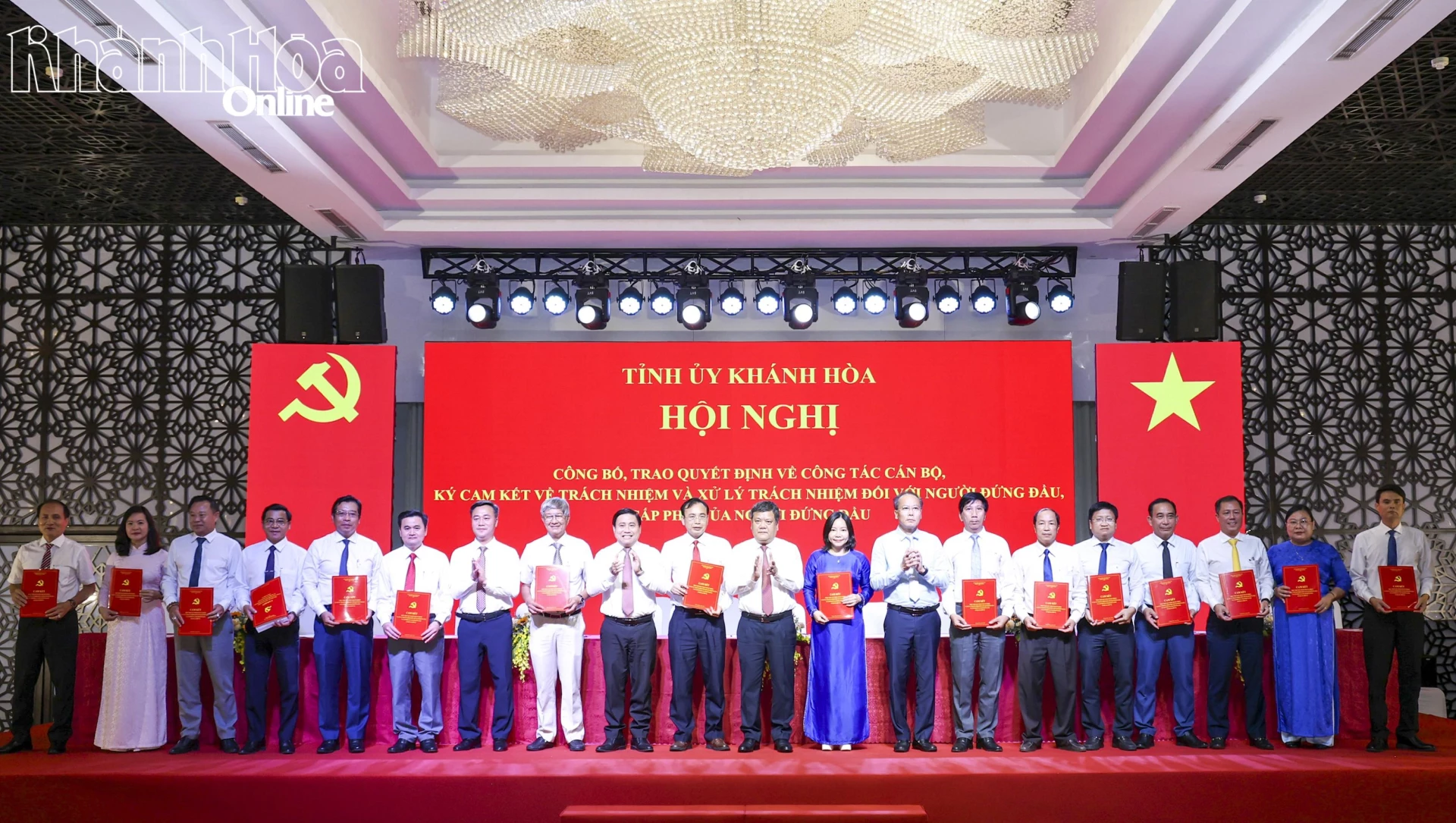 Thường trực Tỉnh ủy chúc mừng lãnh đạo sở, ban, ngành ký cam kết.