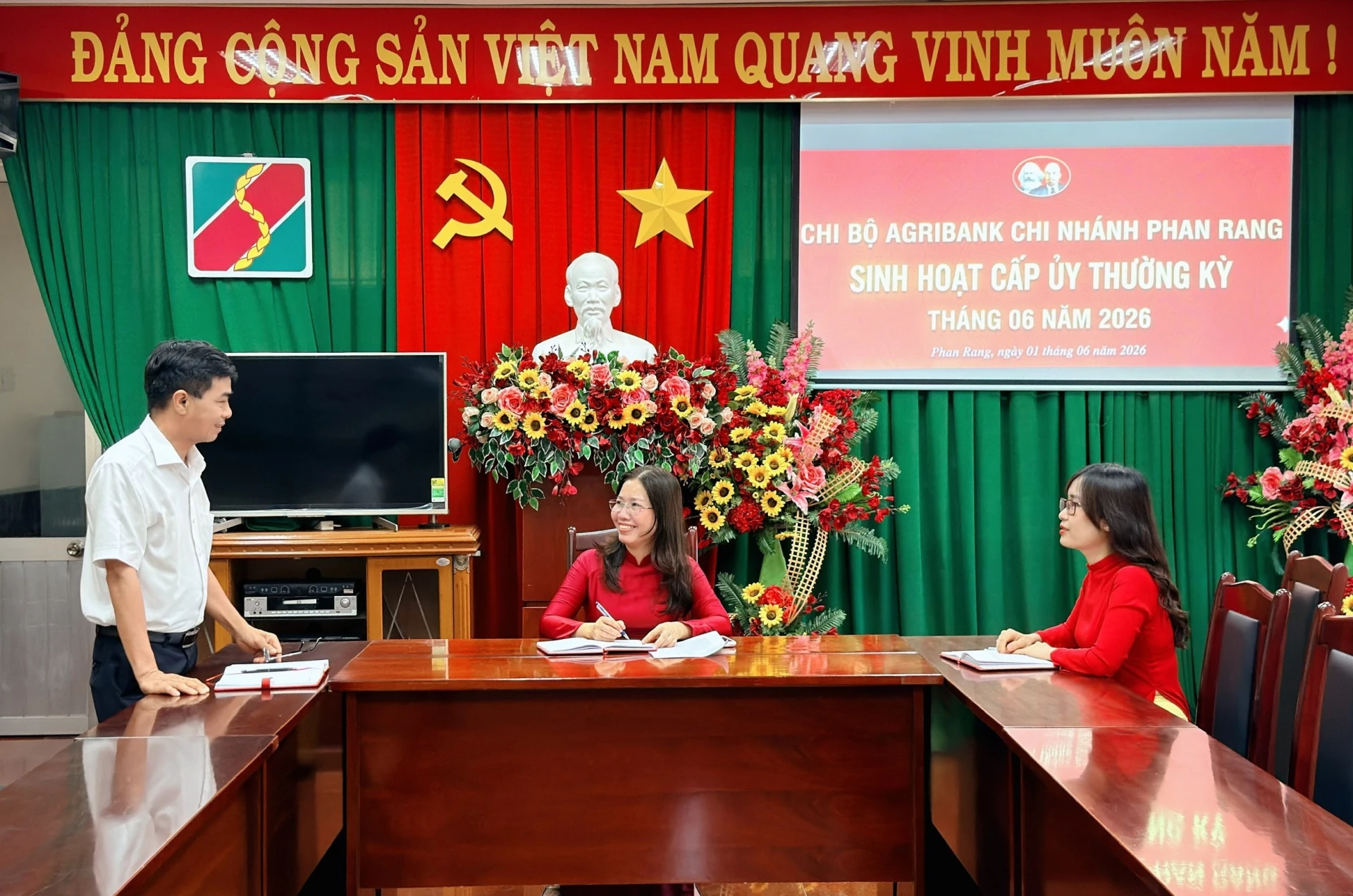 Chi ủy Chi bộ Agribank chi nhánh Phan Rang Ninh Thuận thuộc Đảng bộ phường
Phan Rang thống nhất chương trình, lựa chọn nội dung trọng tâm và phân công
chuẩn bị trước mỗi kỳ sinh hoạt