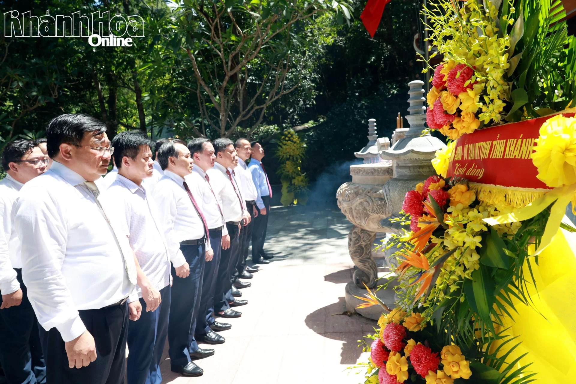Đoàn công tác tỉnh Khánh Hòa dâng hương tại Đền tưởng niệm anh hùng liệt sĩ đường 20 - Quyết Thắng.