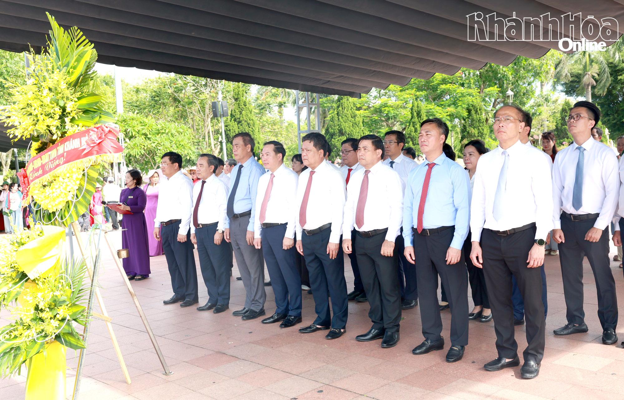 Đoàn công tác tỉnh Khánh Hòa dâng hoa, dâng hương tri ân các anh hùng, liệt sĩ hy sinh tại Thành cổ Quảng Trị.