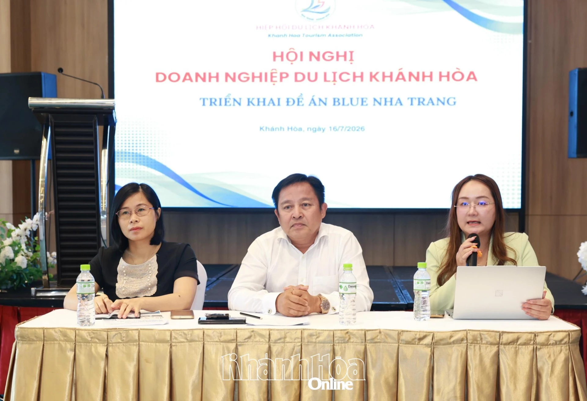 Lãnh đạo Hiệp hội Du lịch Khánh Hòa cùng các đơn vị liên quan giới thiệu về đề án.