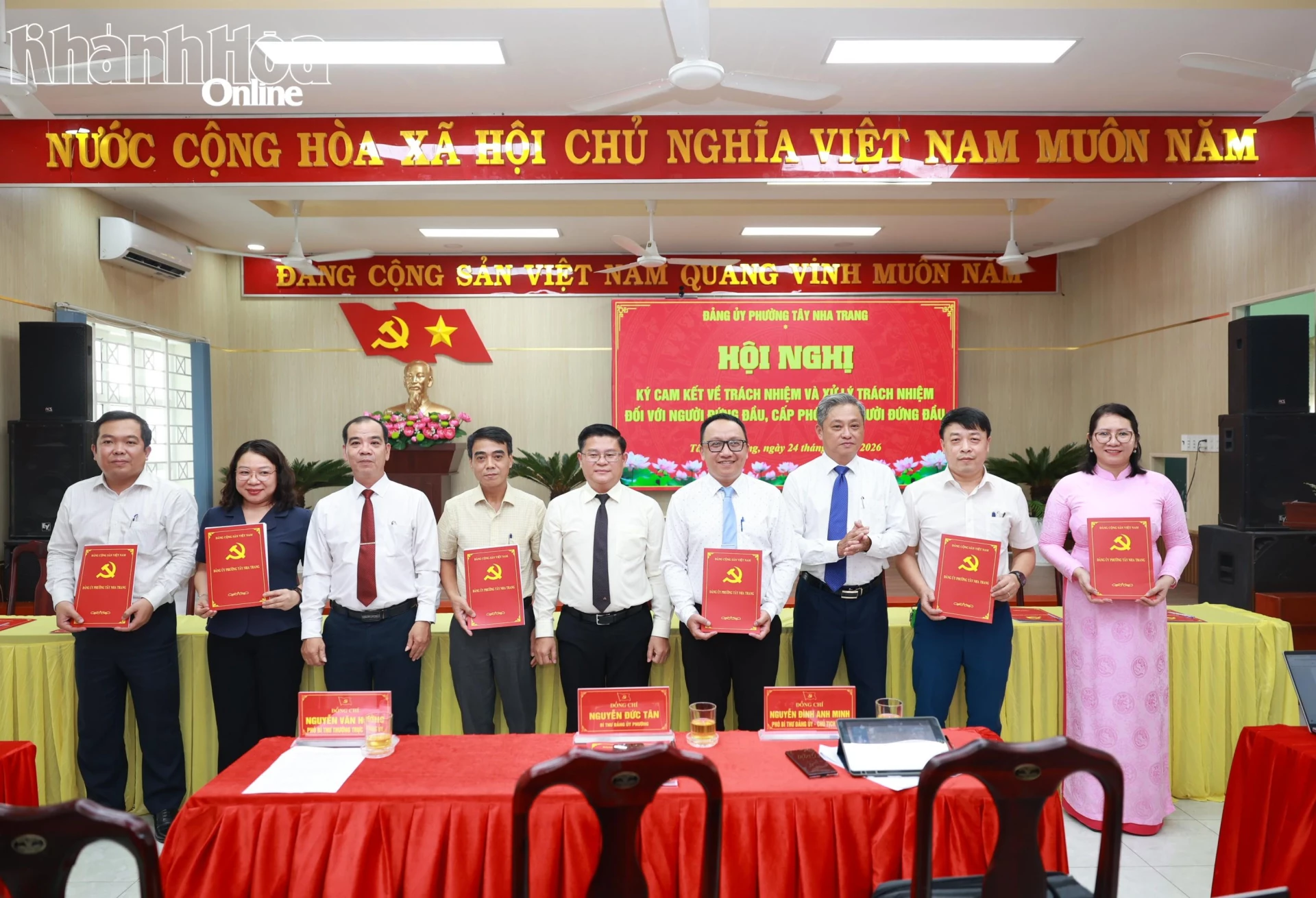 Cán bộ phường Tây Nha Trang ký cam kết trước sự chứng kiến của các đồng chí Thường trực Đảng ủy phường