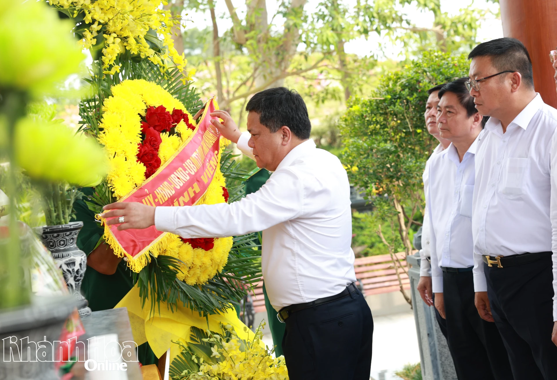 Bí thư Tỉnh ủy Trần Phong chỉnh hoa trước khi dâng hương tại Đền tưởng niệm liệt sĩ Trường Sơn ở Bến phà Long Đại.