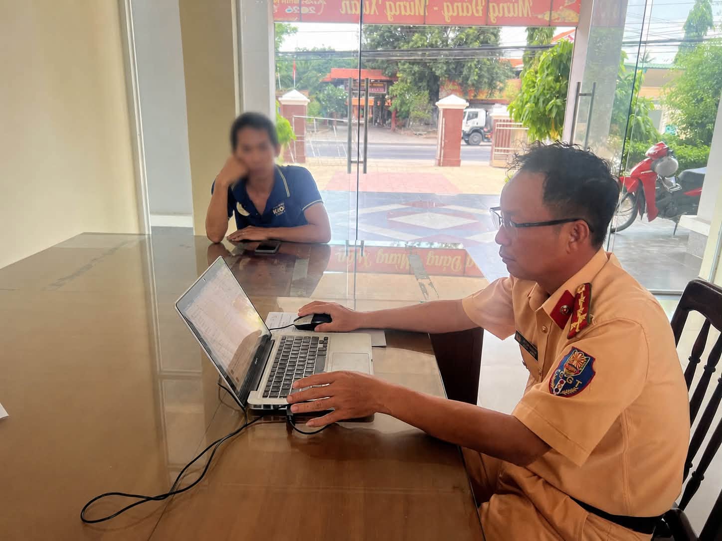
Ông L. làm việc với cơ quan công an
