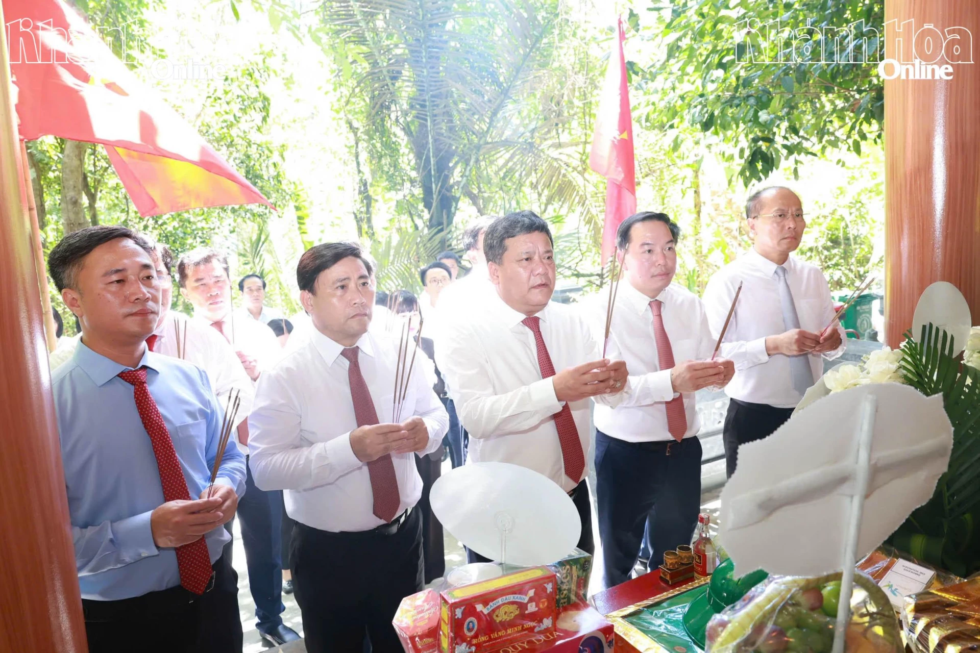 Bí thư Tỉnh ủy Trần Phong và đoàn công tác tỉnh Khánh Hòa dâng hoa, dâng hương tại Đền tưởng niệm các anh hùng liệt sĩ đường 20 - Quyết Thắng