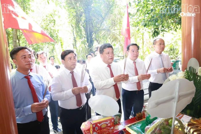 Bí thư Tỉnh ủy Trần Phong và đoàn công tác tỉnh Khánh Hòa dâng hoa, dâng hương tại Đền tưởng niệm các anh hùng liệt sĩ đường 20 - Quyết Thắng