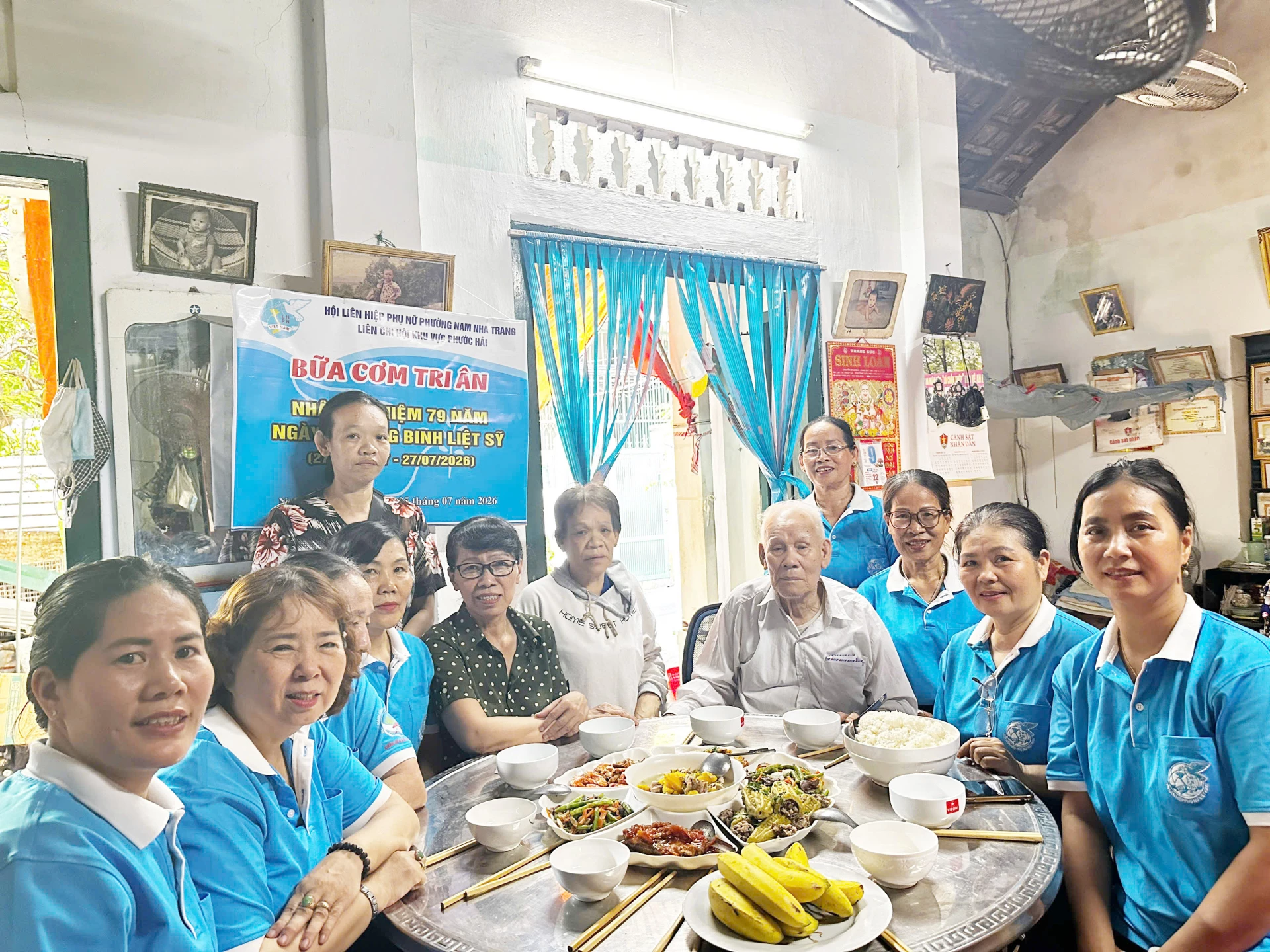 Hội phụ nữ phường Nam Nha Trang cùng gia đình ông Nguyễn Kỳ Ngại, gia đình có công với cách mạng ở đường Đồng nai.