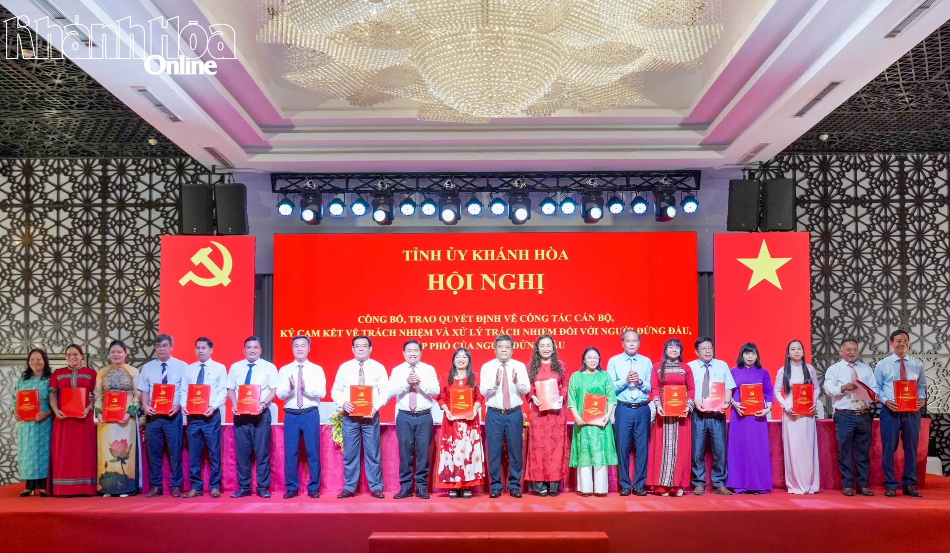 Lãnh đạo các xã khu vực Khánh Vĩnh và xã Nam Cam Ranh ký cam kết.