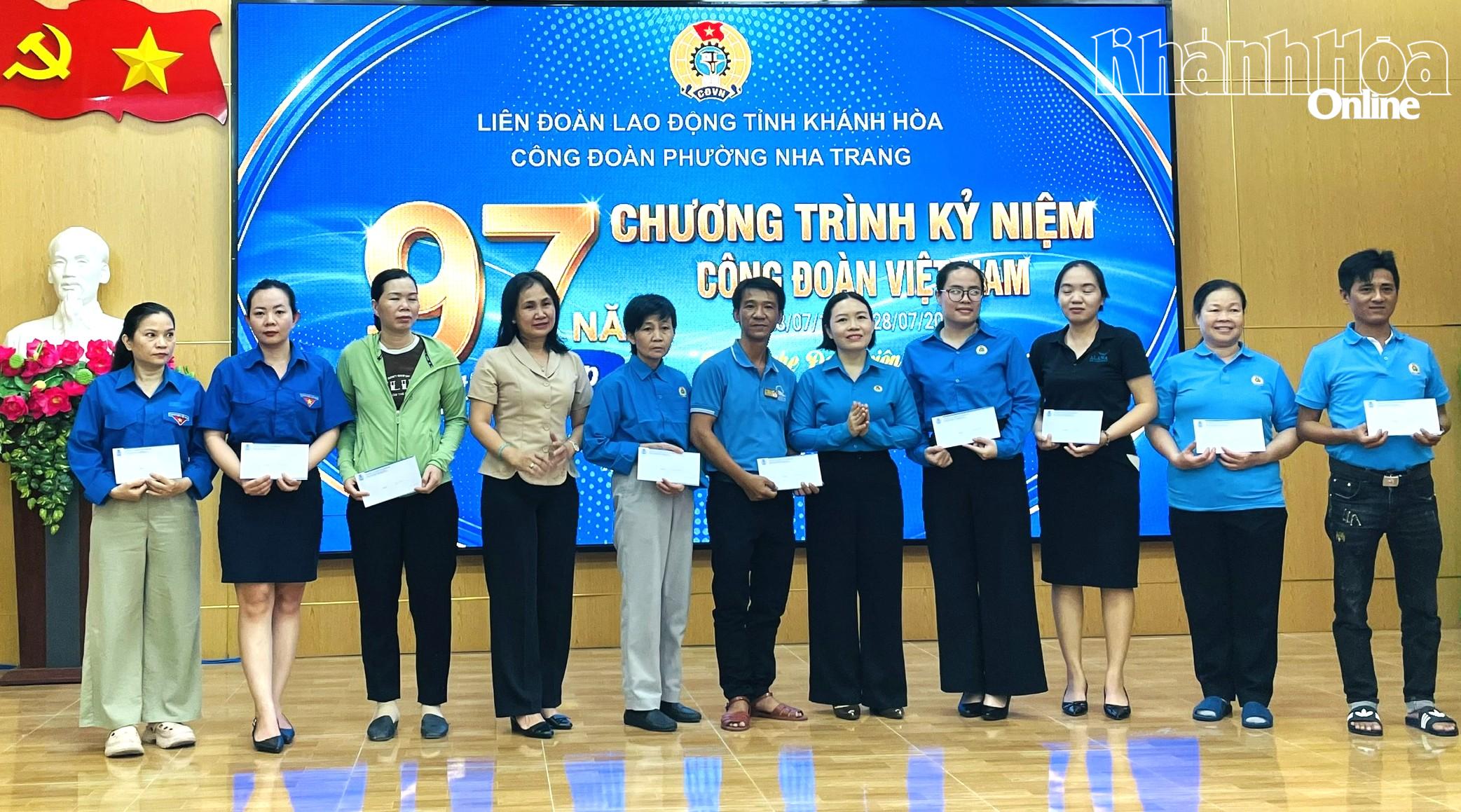 Lãnh đạo Công đoàn phường Nha Trang trao quà tri ân đoàn viên, người lao động.