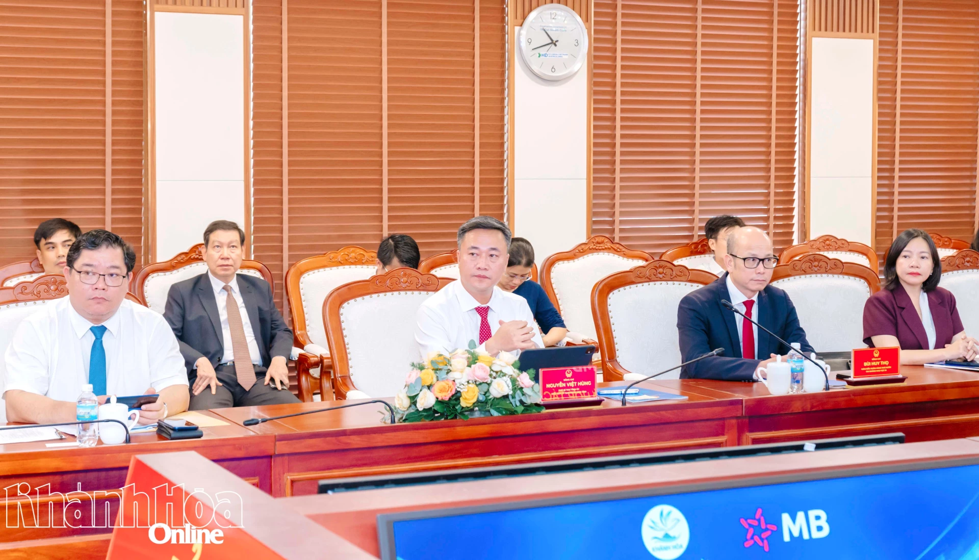 Chủ tịch UBND tỉnh Nguyễn Việt Hùng và lãnh đạo các sở, ngành tham dự lễ ký kết.