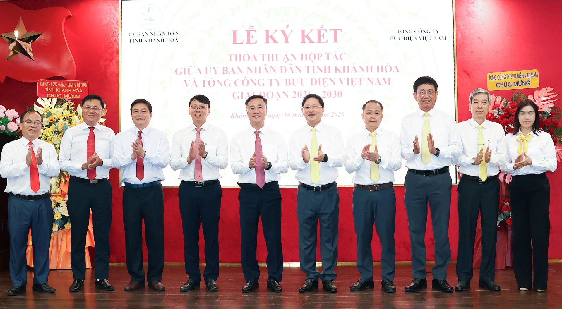 Lãnh đạo UBND tỉnh Khánh Hòa và Tổng Công ty Bưu điện Việt Nam chụp hình lưu niệm.
