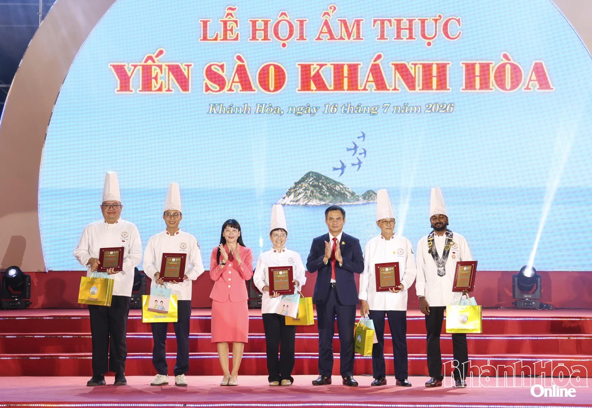Ban tổ chức trao kỷ niệm chương cho Ban giám khảo hội thi.