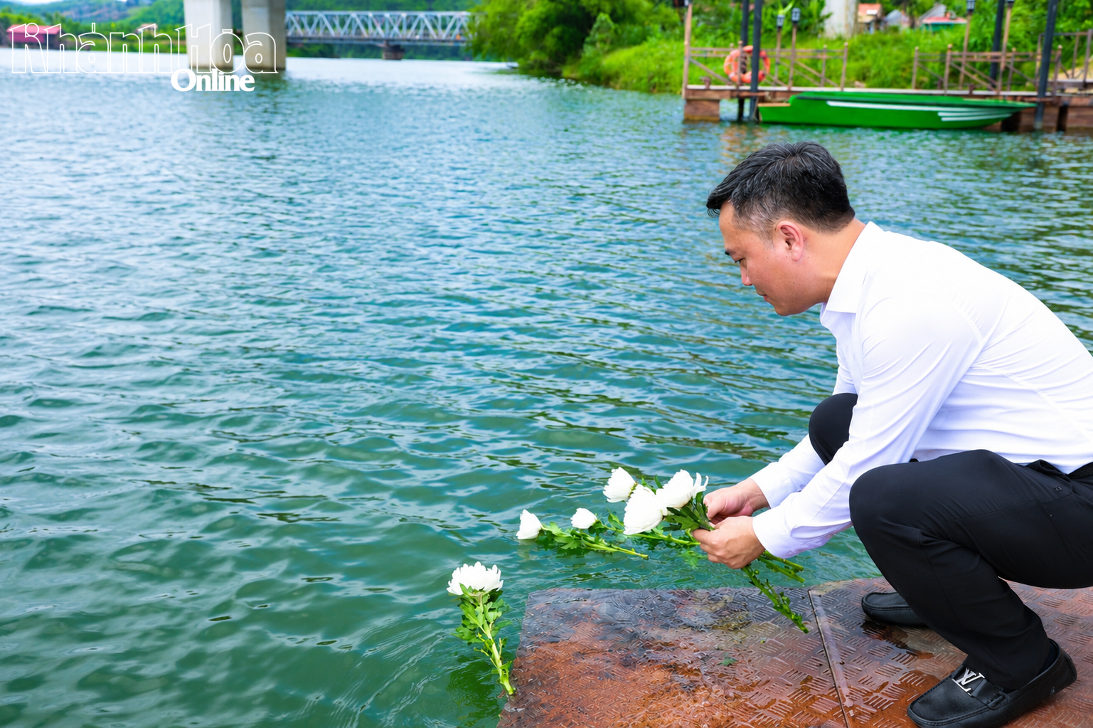 Đồng chí Nguyễn Việt Hùng - Phó Bí thư Tỉnh ủy, Chủ tịch UBND tỉnh thả hoa tưởng nhớ các liệt sĩ đã hy sinh tại Bến phà Long Đại.