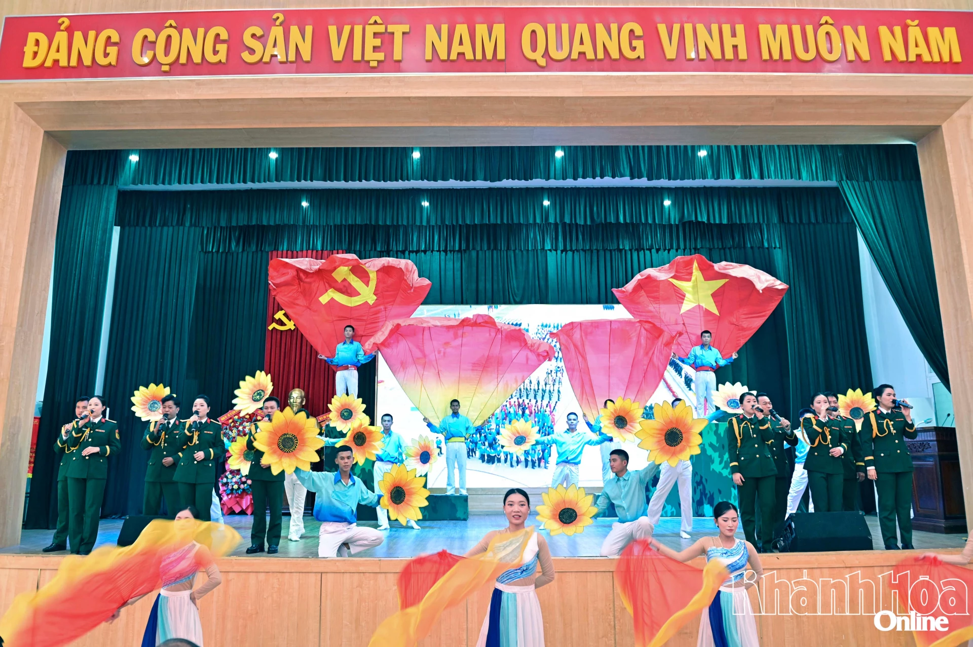 Chương trình văn nghệ chào mừng hội nghị.