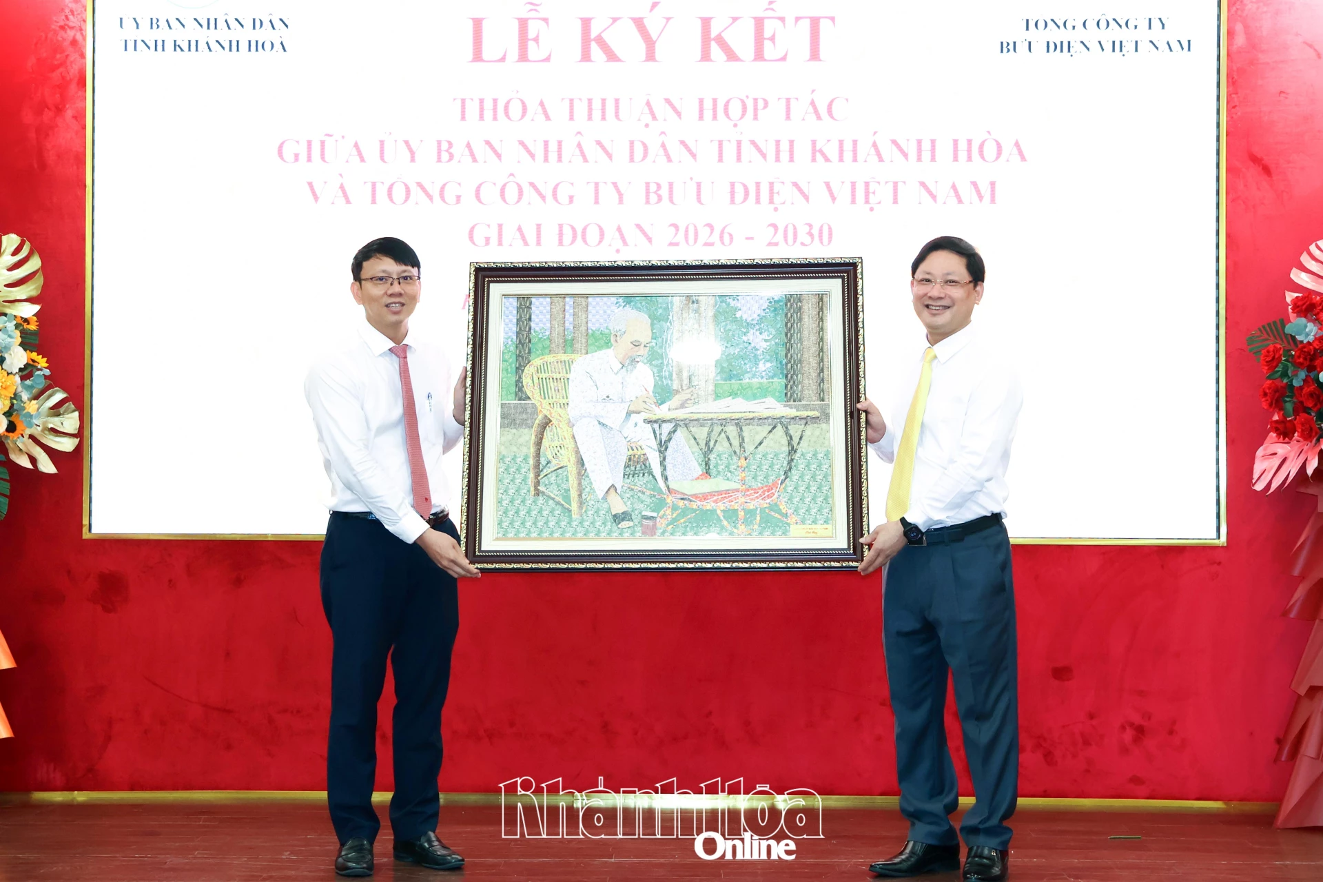 Ông Chu Quang Hào tặng quà lưu niệm cho đồng chí Nguyễn Thanh Hà.