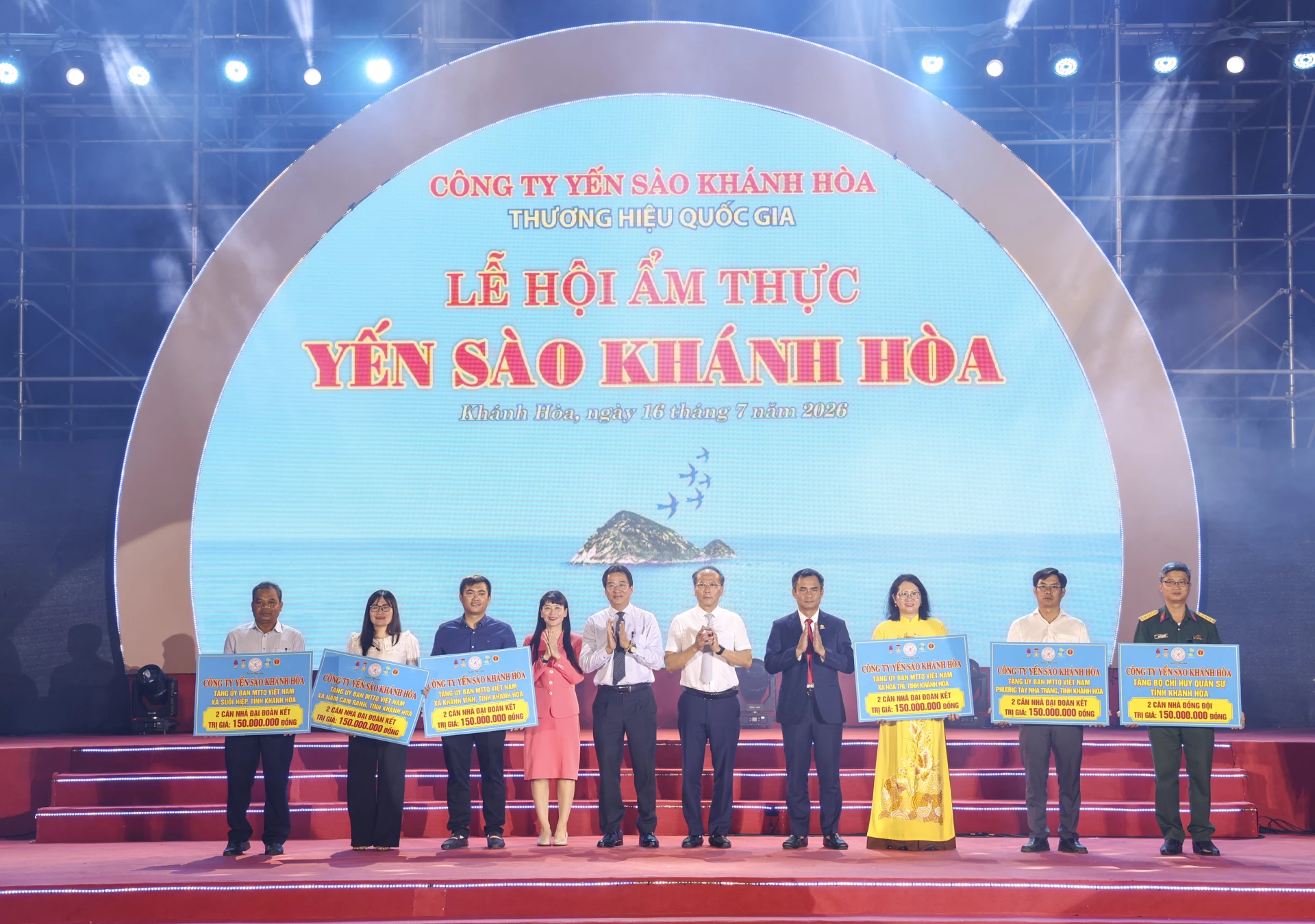 Lãnh đạo tỉnh và Công ty TNHH Nhà nước Một thành viên Yến sào Khánh Hòa trao biểu trưng nhà Đại đoàn kết và nhà Đồng đội.