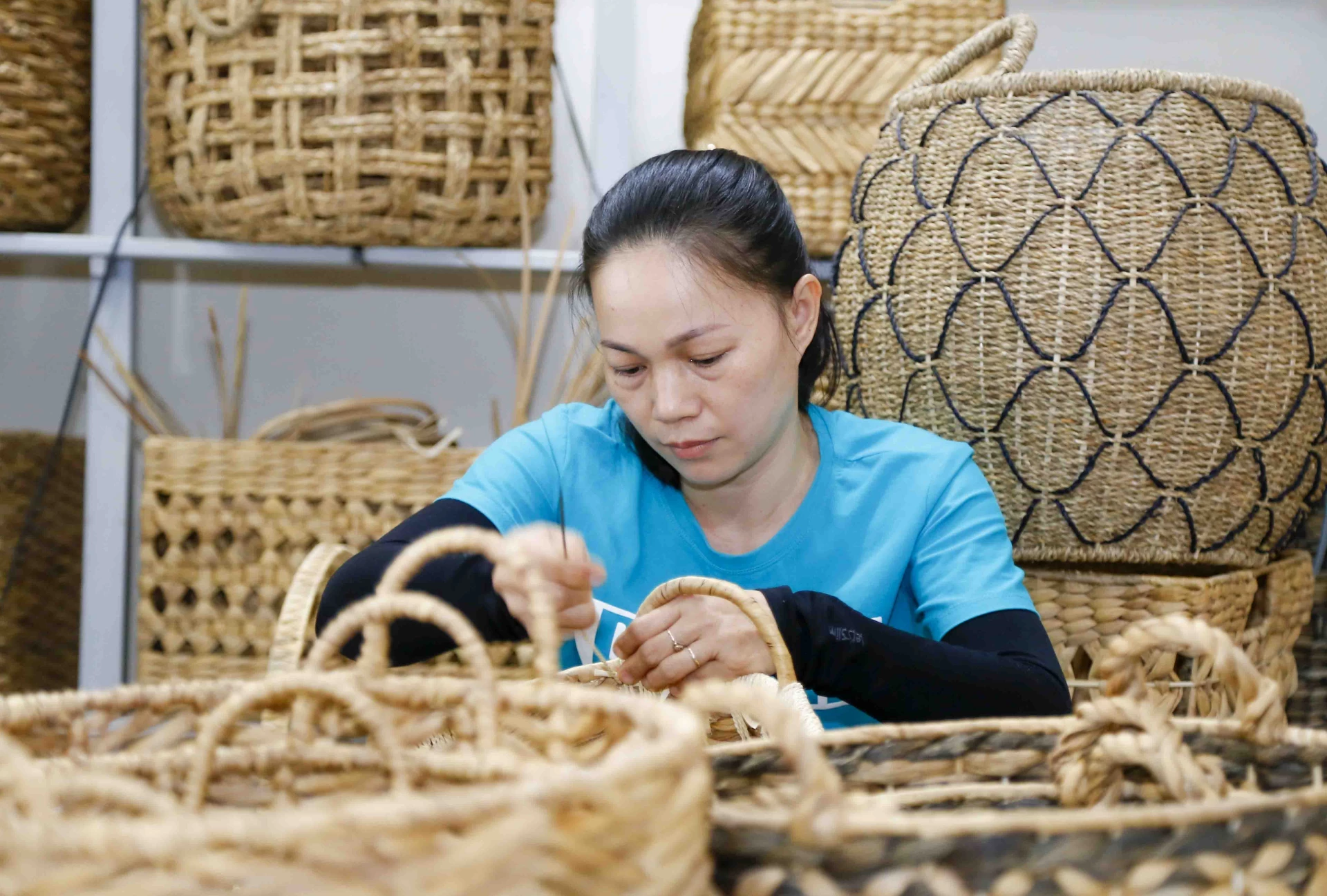 Công nhân làm việc tại hợp tác xã thủ công mỹ nghệ xuất khẩu Vĩnh Phước (phường Ninh Hòa).