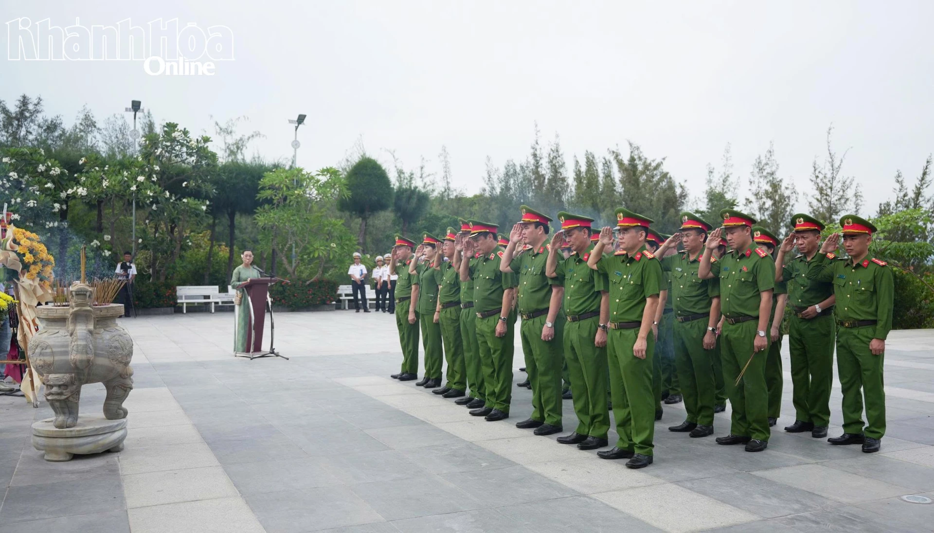 Đoàn công tác dâng hoa, dâng hương tại Khu tưởng niệm chiến sĩ Gạc Ma.