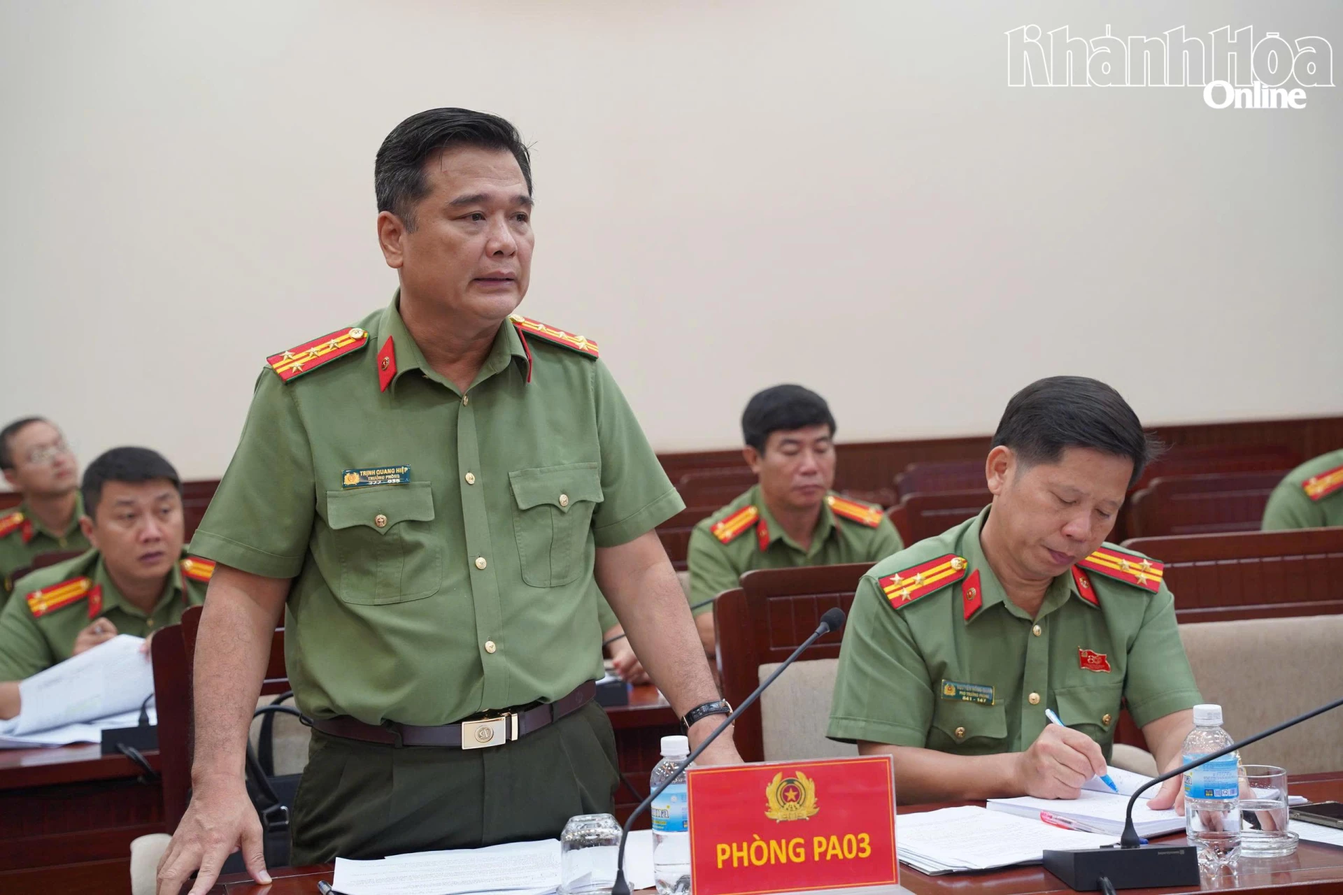 Đại tá Trịnh Quang Hiệp - Trưởng Phòng An ninh chính trị nội bộ Công an tỉnh phát biểu tại cuộc họp.