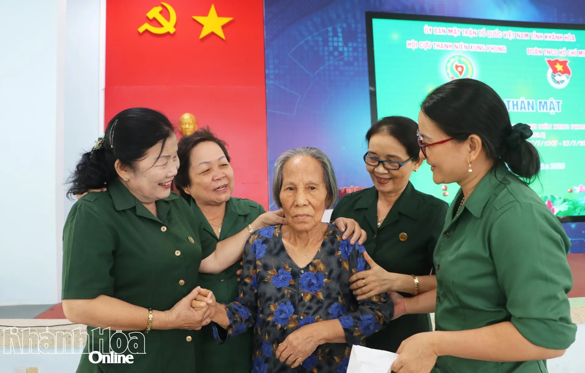 Lãnh đạo Hội Cựu thanh niên xung phong tỉnh thăm hỏi, động viên hội viên tại buổi gặp mặt.