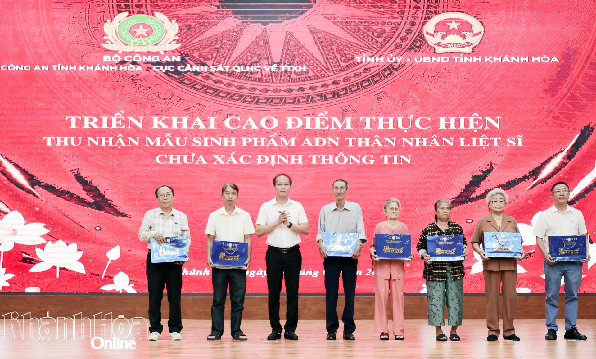 Đồng chí Nguyễn Khắc Hà trao quà cho thân nhân liệt sĩ tại buổi lễ.