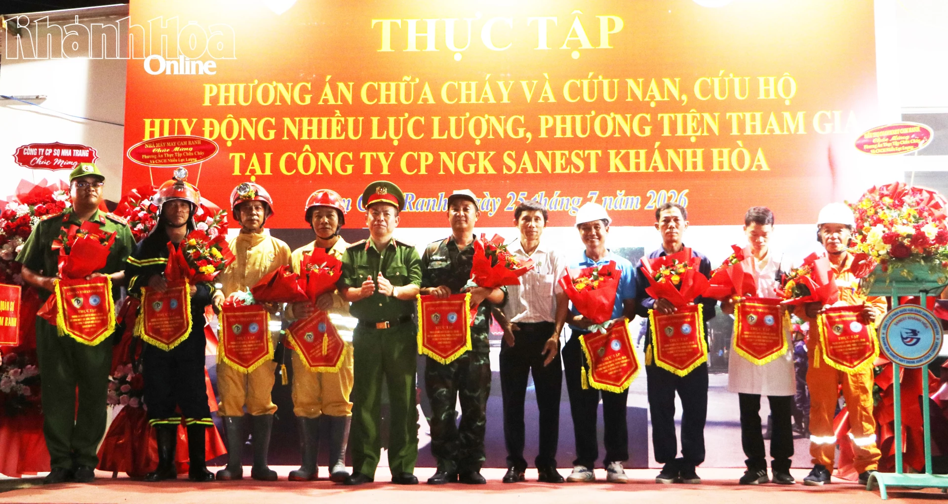Ban tổ chức trao cờ lưu niệm cho các lực lượng tham gia buổi thực tập.