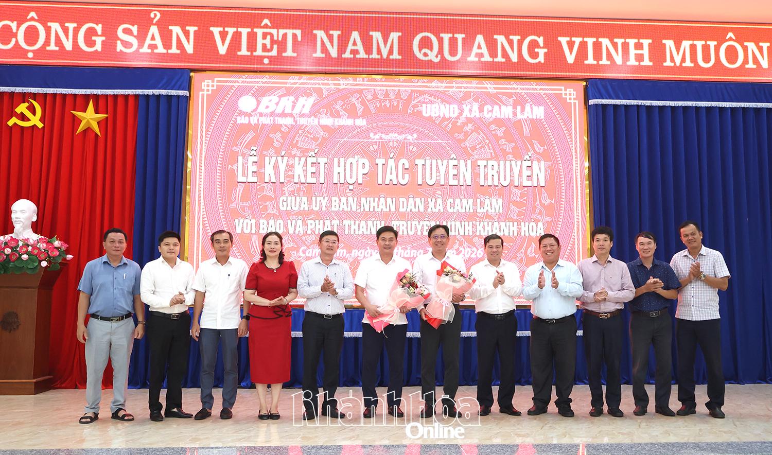 Bí thư Đảng ủy xã tặng hoa chúc mừng sự hợp tác của 2 đơn vị.