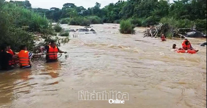 Cứu bé gái mắc kẹt giữa dòng sông chảy xiết