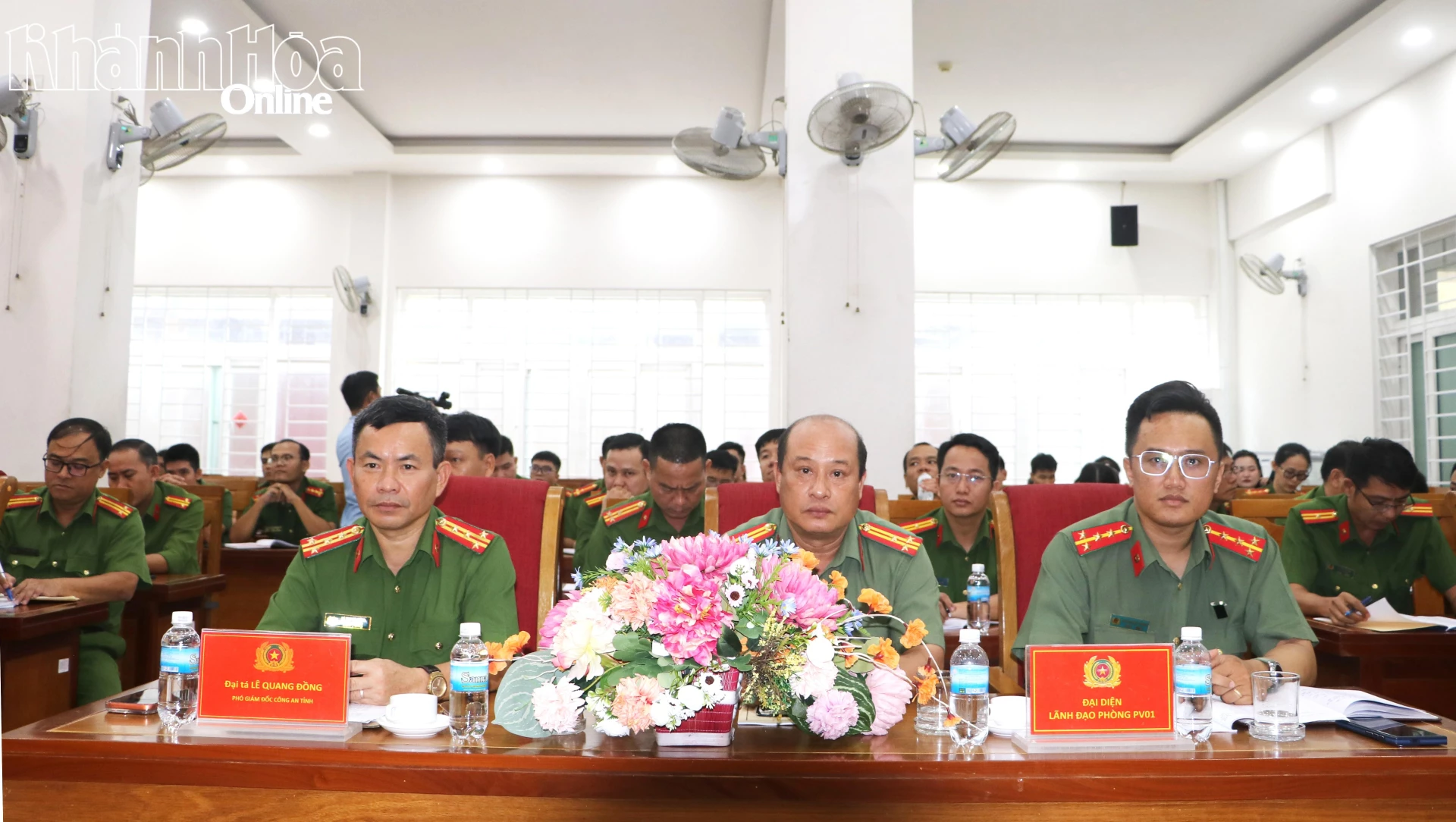 Đại tá Lê Quang Đồng và các đại biểu tham dự hội nghị.