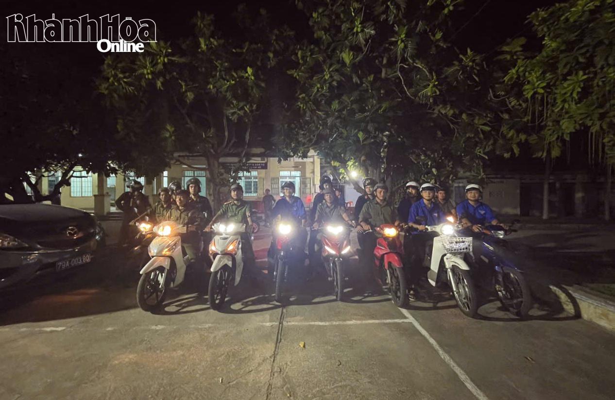 Tuổi trẻ Công an xã Cam Lâm phối hợp tuần tra bảo đảm an ninh, trật tự.