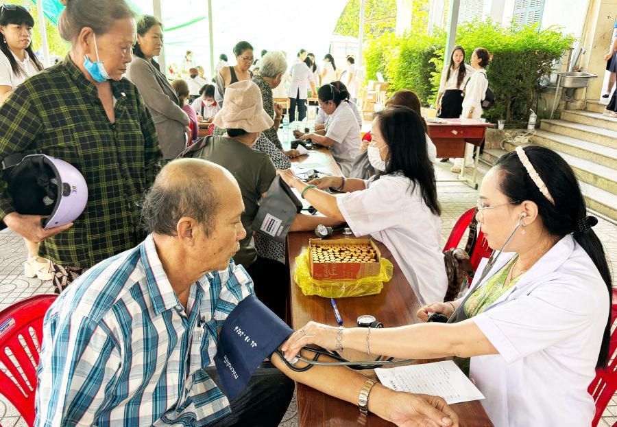 Thực hiện đo huyết áp, nhịp tim cho người dân.