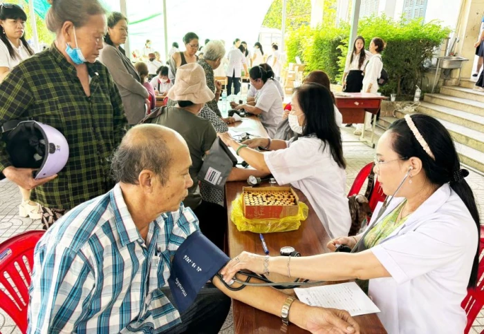 Lữ đoàn 162 phối hợp khám bệnh miễn phí cho hơn 600 người dân xã Cam Lâm