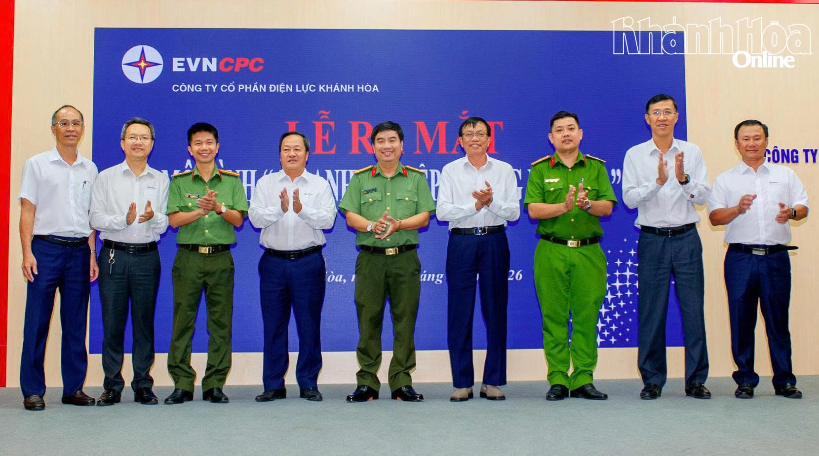 Các đại biểu chụp ảnh lưu niệm.