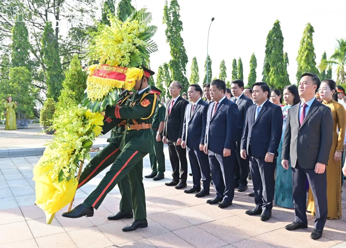 Lãnh đạo tỉnh Khánh Hòa dâng hương viếng các anh hùng, liệt sĩ