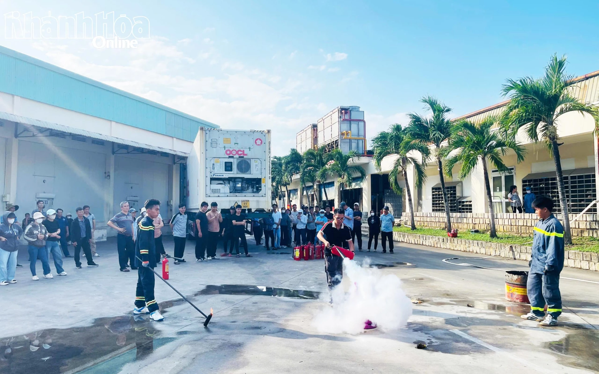 Các học viên được hướng dẫn kỹ năng dập tắt đám cháy bằng bình chữa cháy xách tay.